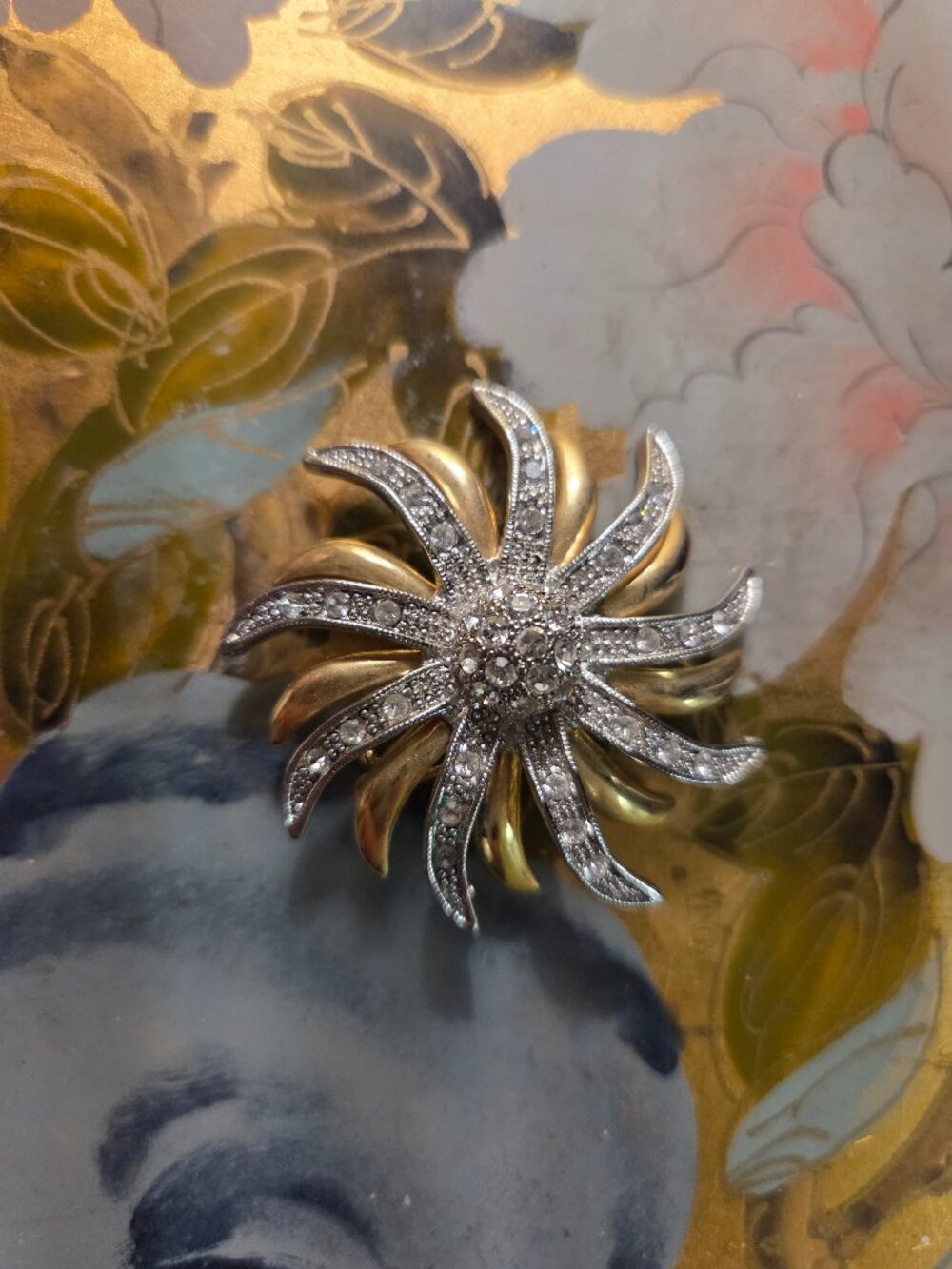 Starburst pin